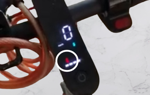 Pourquoi trottinette Xiaomi clignote rouge